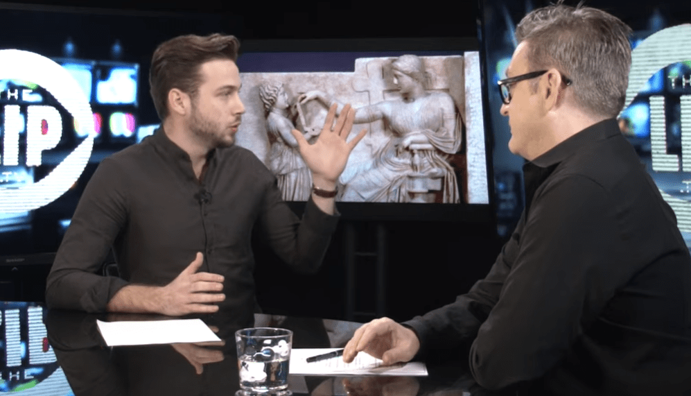 Подорож у часі? У давньогрецької статуї помітили “ноутбук”