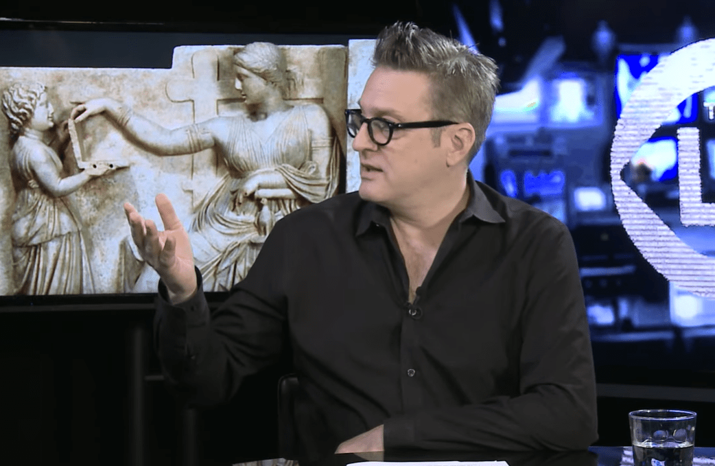 Подорож у часі? У давньогрецької статуї помітили “ноутбук” ➤ Infotime.co