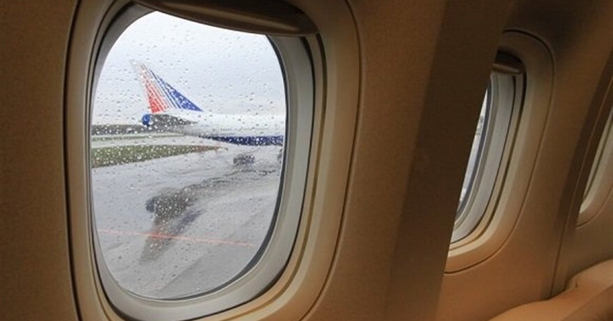 Зачем в иллюминаторах самолетов есть маленькое отверстие: объяснение инженеров