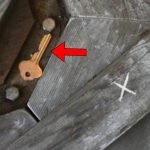 Nach dem Tod ihres Mannes entdeckte sie einen alten Schlüssel – und er enthüllte eine Vergangenheit, die er 50 Jahre lang verborgen gehalten hatte ➤ Infotime.co