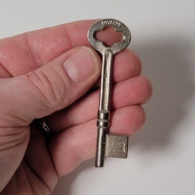 Nach dem Tod ihres Mannes entdeckte sie einen alten Schlüssel – und er enthüllte eine Vergangenheit, die er 50 Jahre lang verborgen gehalten hatte