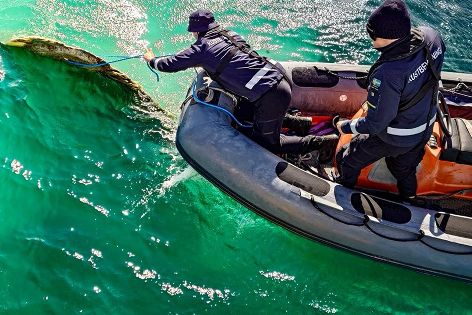 Penjaga Pantai melihat sebuah benda terapung dan kemudian memeriksanya lebih dekat