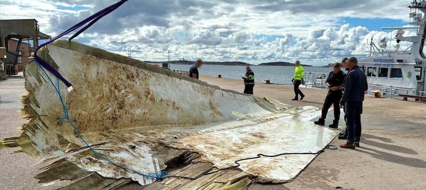 Penjaga Pantai melihat sebuah benda terapung dan kemudian memeriksanya lebih dekat