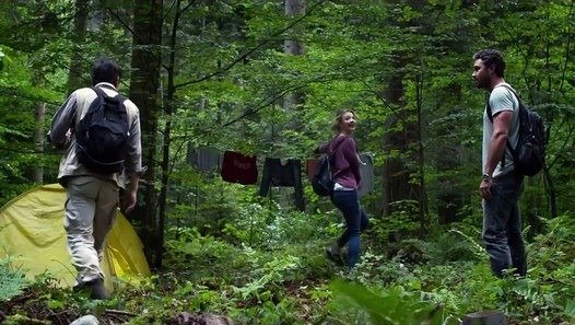 Dia Mengira Itu Hanya Pohon Aneh — Sampai Hutan Menjadi Hidup