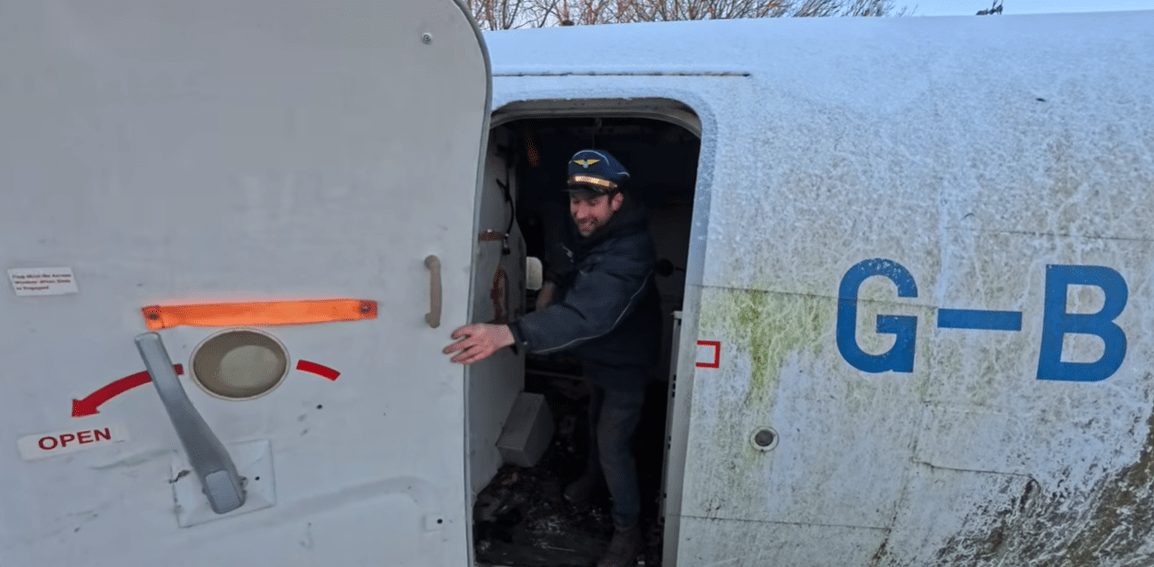 Британец купил старый самолет, чтобы зарыть его в саду