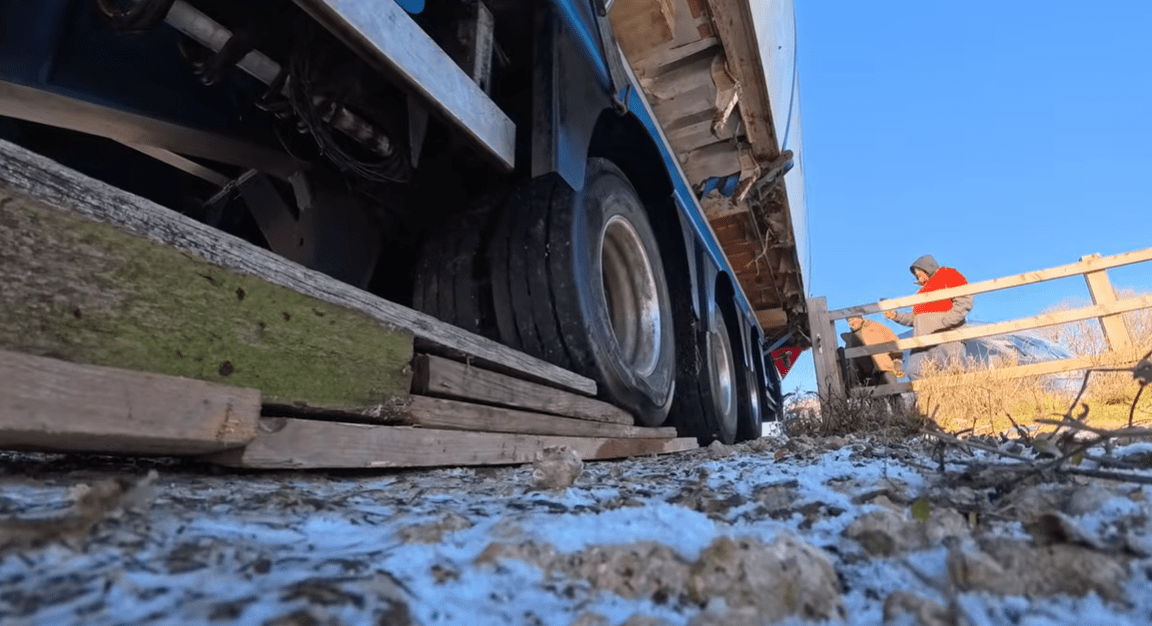 Британец купил старый самолет, чтобы зарыть его в саду