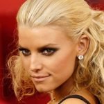 Die peinlichsten Modepannen im Fernsehen – und wie die Stars damit umgingen ➤ Infotime.co