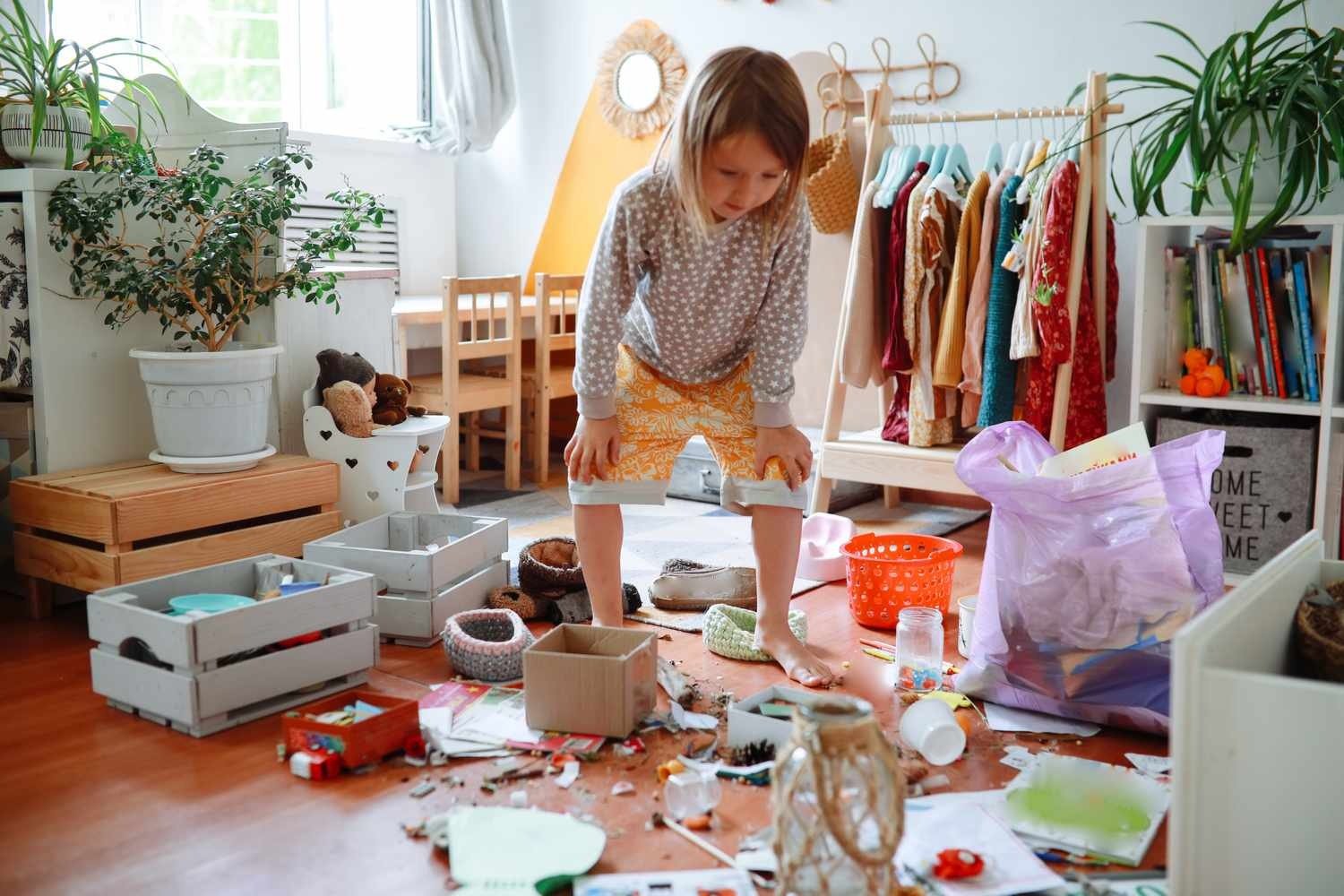 Los hijos de mi cuñado se colaban en la habitación de mi hija. Me puse pálida al ver las imágenes