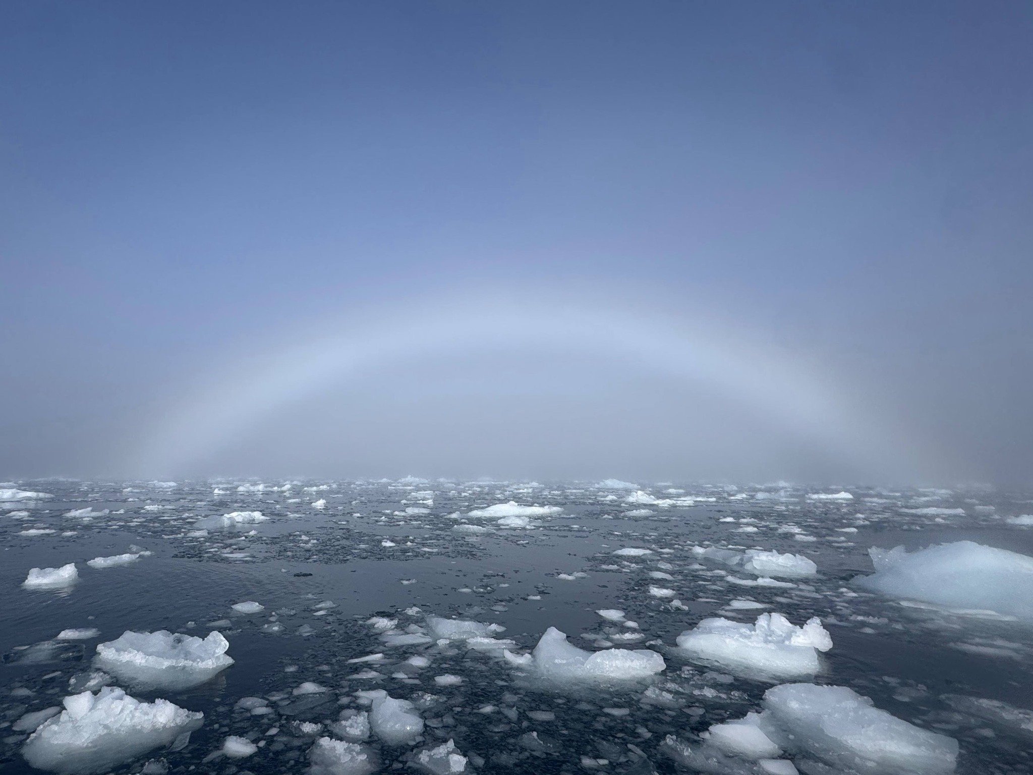 Українські полярники зафіксували рідкісну білу веселку: фото