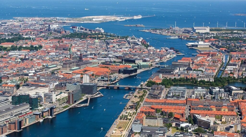 В Дании улицы освещают красным светом: зачем это нужно