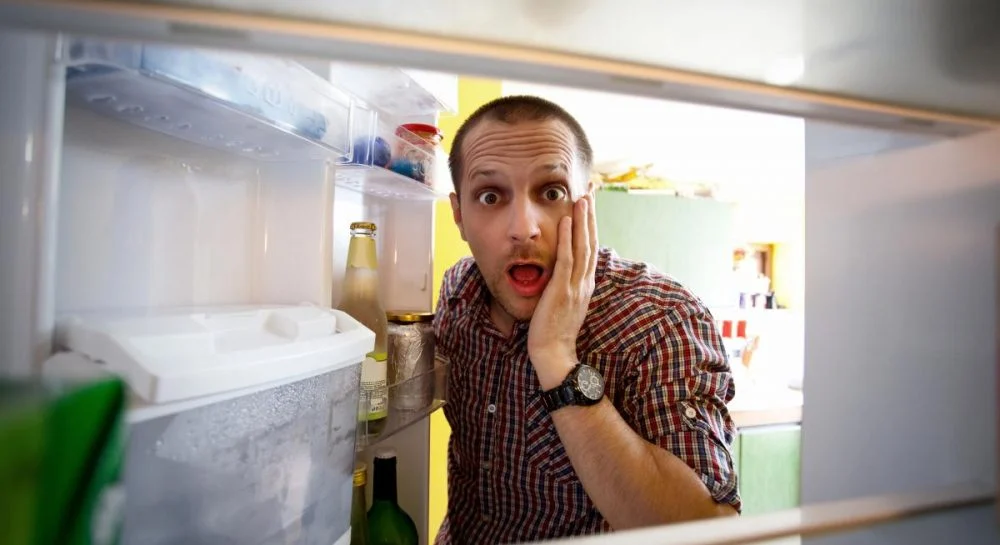 Чому холодильник постійно гуде: коли це норма, а коли — сигнал про проблему