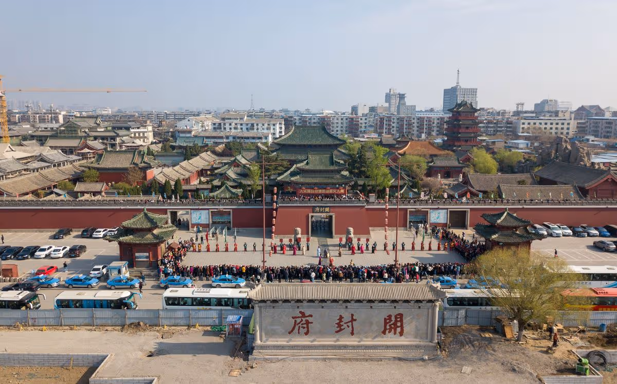 В Китае слоны в зоопарке оказались переодетыми людьми (фото)