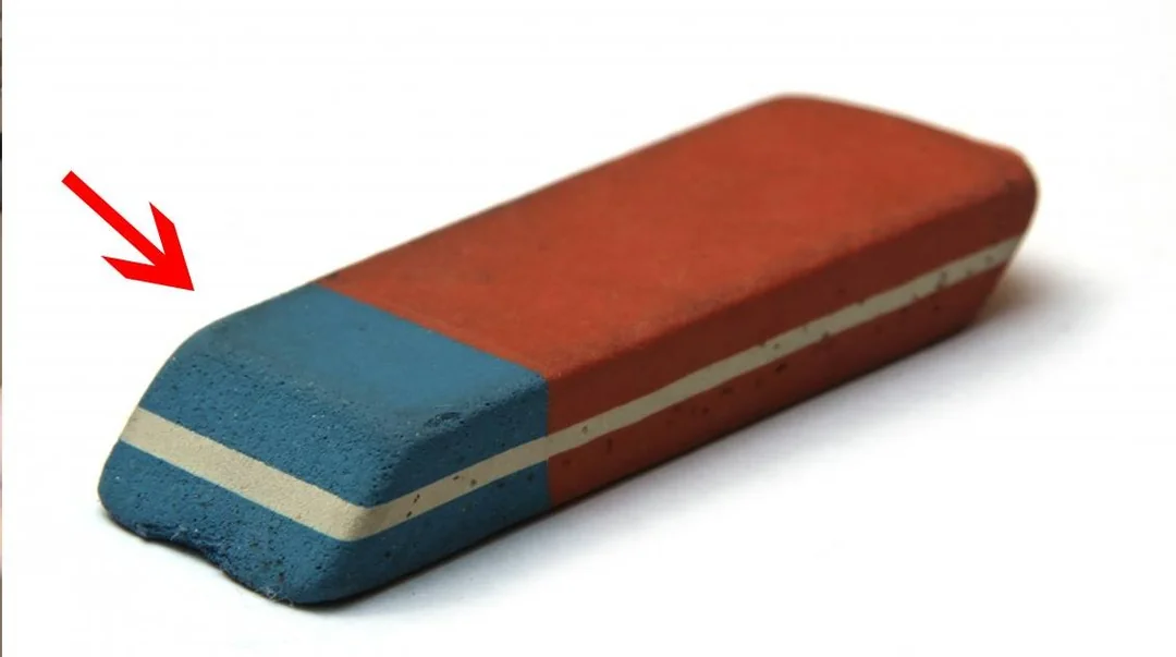 Таємниця двоколірної гумки: навіщо насправді потрібна синя сторона ➤ Infotime.co