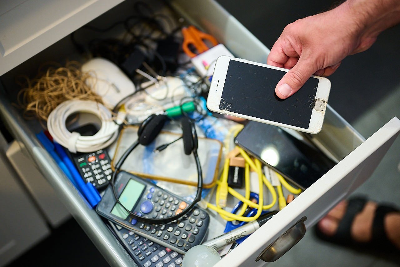 Ніколи не кладіть старий телефон у шухляду: ось що може статися