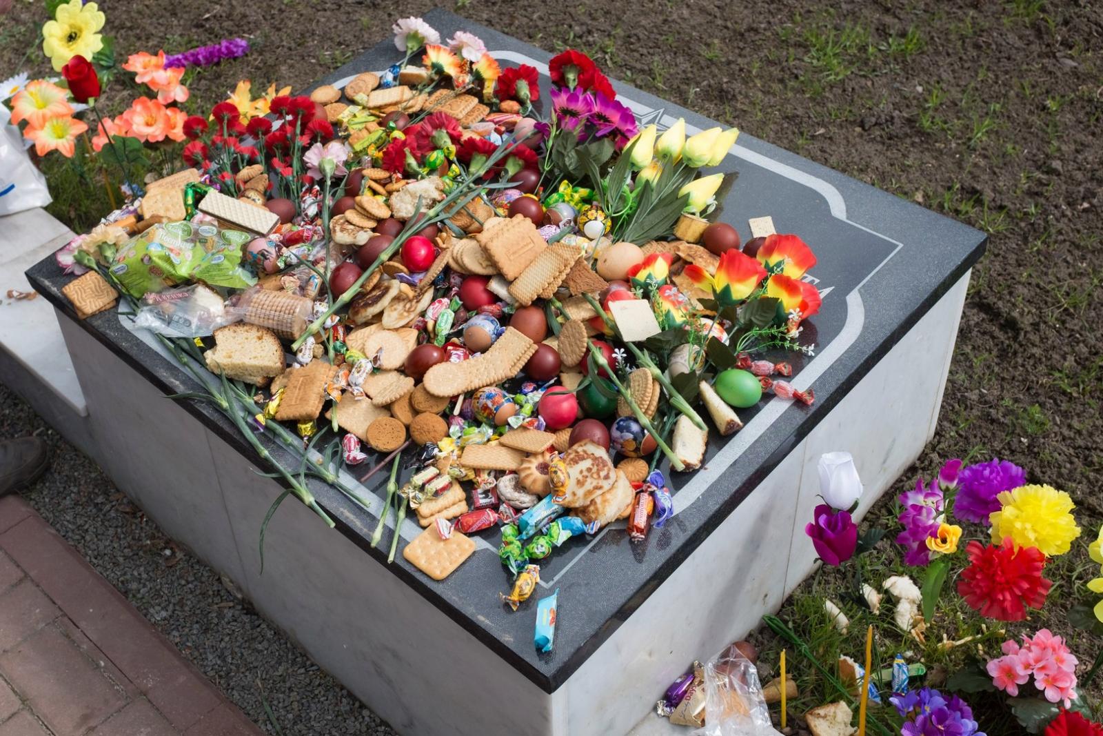 Можно ли брать конфеты с могил: мнение священника