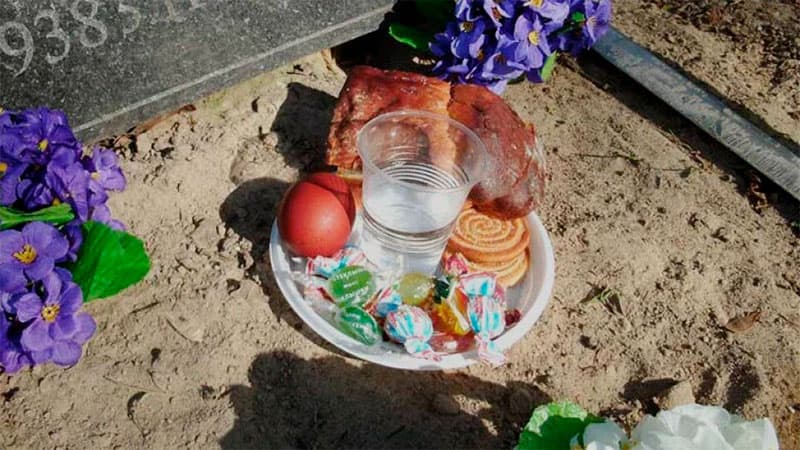 Можно ли брать конфеты с могил: мнение священника