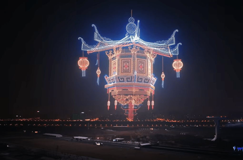 Китай підняв у небо понад 22 тисячі дронів для встановлення рекорду (відео)