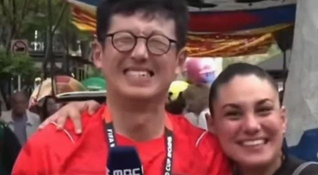 Un incidente inesperado en el Mundial de 2026: una aficionada mexicana besó a un periodista surcoreano durante una transmisión en vivo