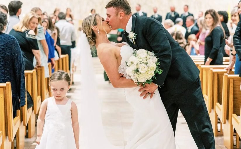 Todos miraban a los recién casados. Pero entonces la cámara enfocó a su hija ➤ Infotime.co