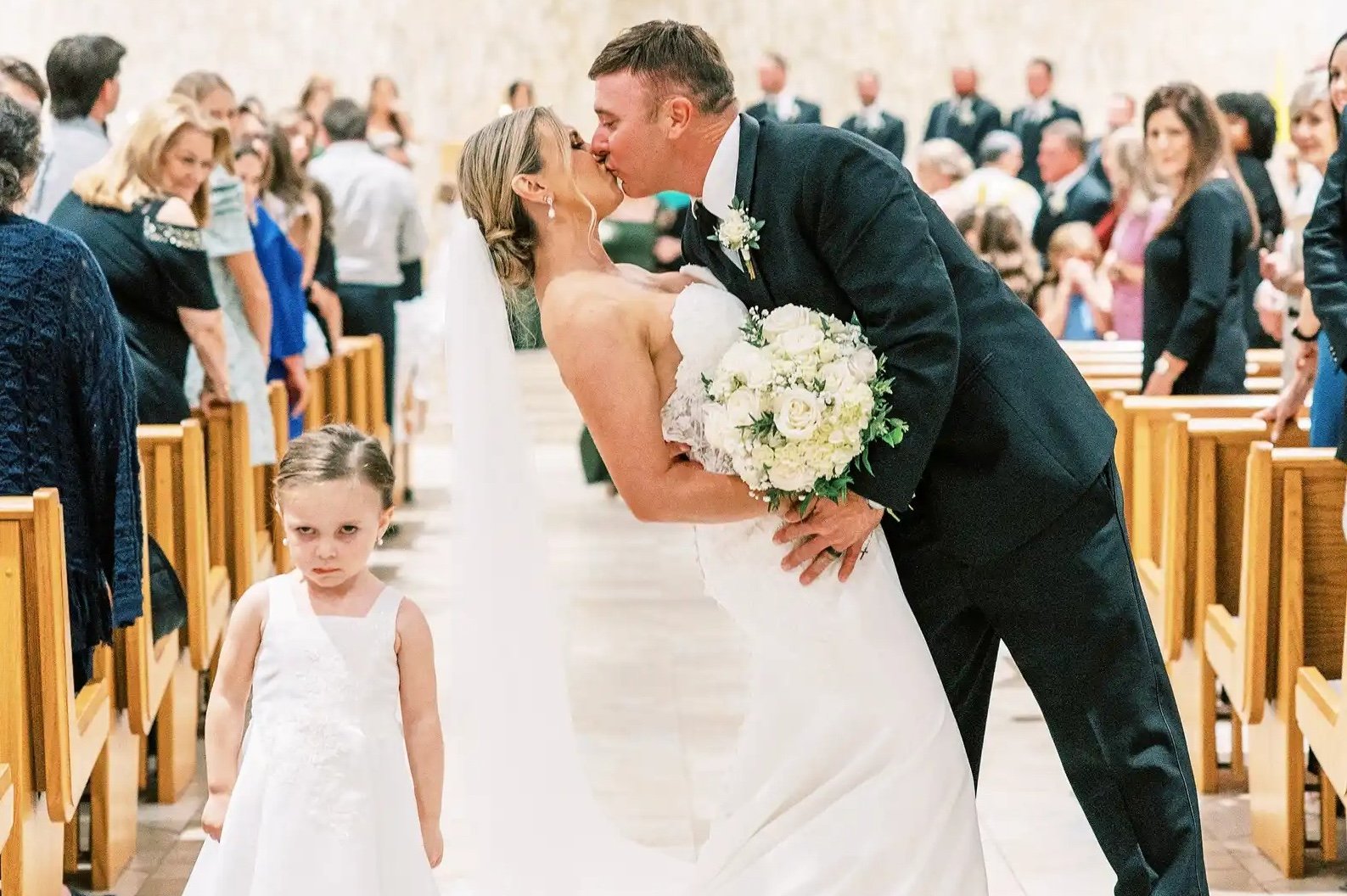 Todos miraban a los recién casados. Pero entonces la cámara enfocó a su hija ➤ Главное.net