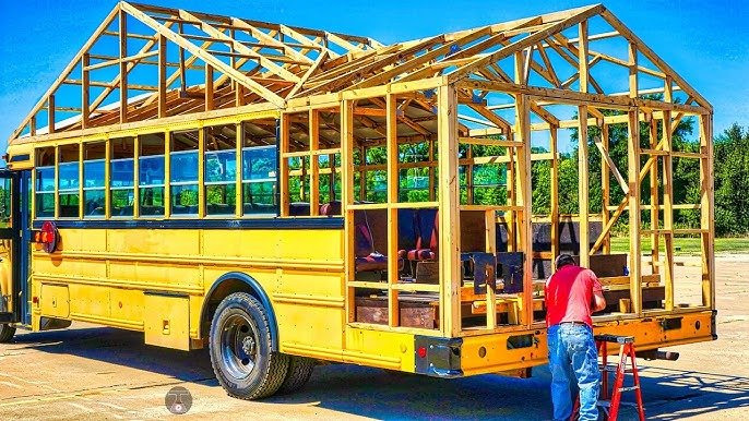 Niemand glaubte an ihre Idee, bis das Ergebnis sichtbar wurde: ein alter Schulbus, verwandelt in ein Traumhaus ➤ Infotime.co