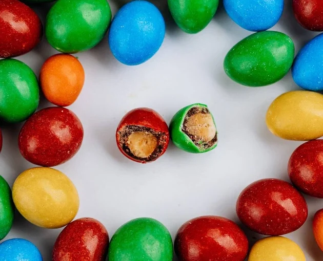 M&M’s меняет вид: из конфет исчезнут два известных цвета ➤ Infotime.co