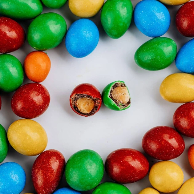 M&M’s меняет вид: из конфет исчезнут два известных цвета ➤ Infotime.co