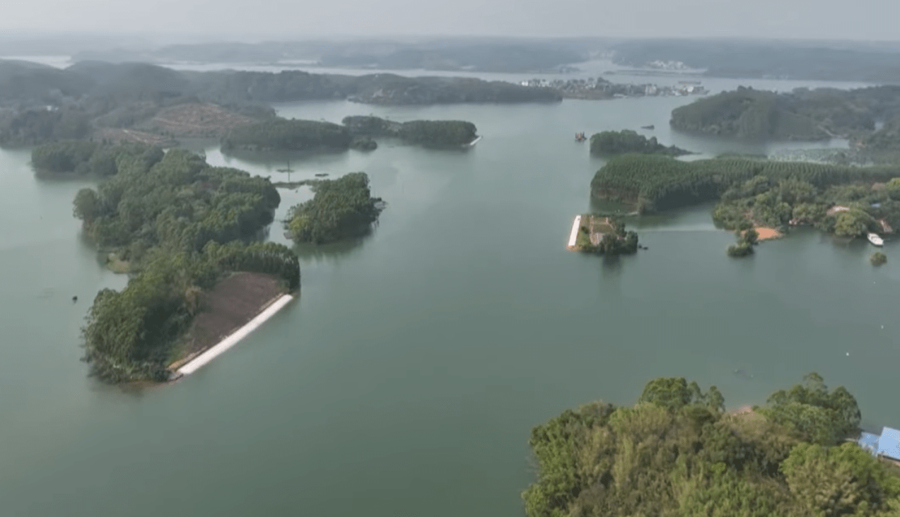 Китай завершив будівництво мегаканалу до моря, який йде через пів країни