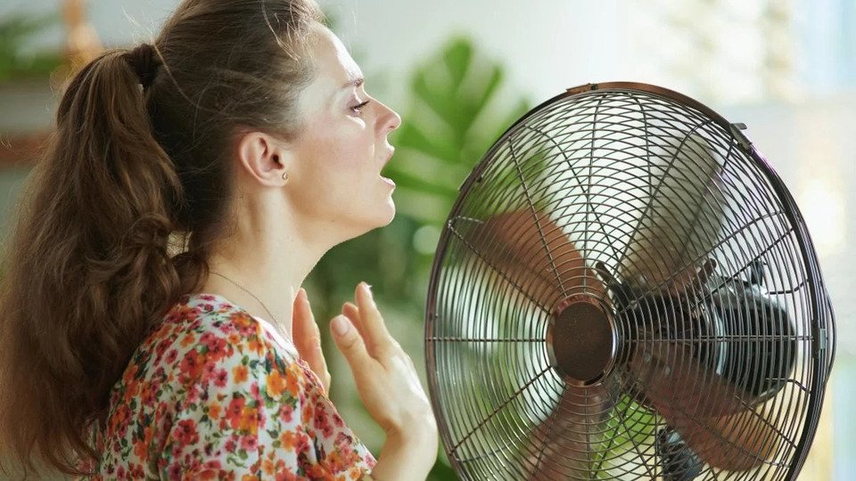 Простий спосіб зробити вентилятор ефективнішим у спеку: треба тільки одна річ