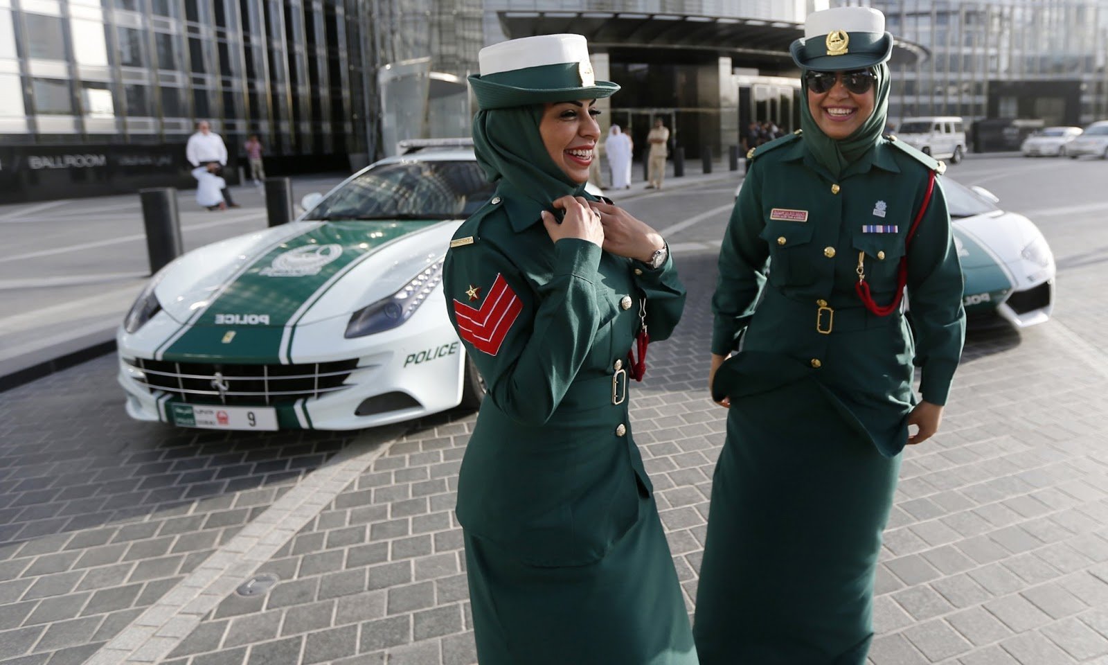 Полиция Дубая ездит на Ferrari и Lamborghini: почему так