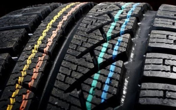 Кольорові смуги на нових автошинах: для чого їх малюють